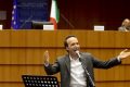 Benigni, al Parlamento Europeo, tiene alto l'onore dell'Italia